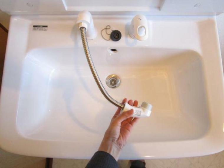 【リフォーム済】洗面化粧台のシャワーノズルです。シャワーホースが伸び縮みするので、朝シャンもラクラクできます。洗面台のお掃除もしやすいです。
