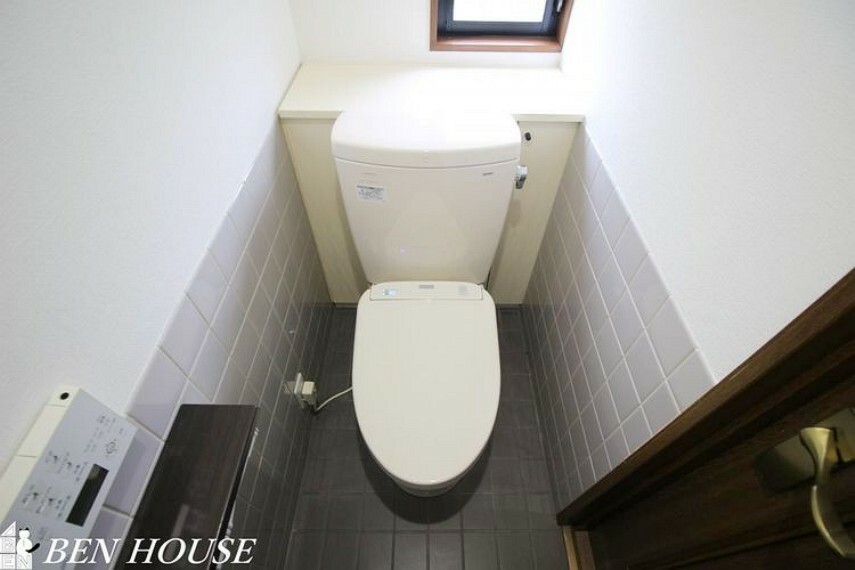 トイレ・快適なトイレタイムに欠かせない温水洗浄便座つきトイレ。2か所に設置あるので、慌ただしい時間帯も安心です。