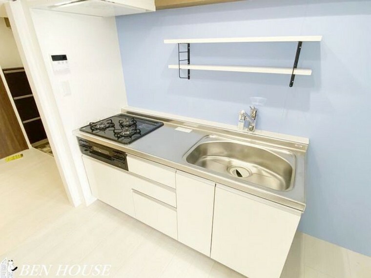 キッチン・システムキッチンと一体化したビルトインコンロでお掃除も楽々 キズや汚れが付きにくいコンロです。