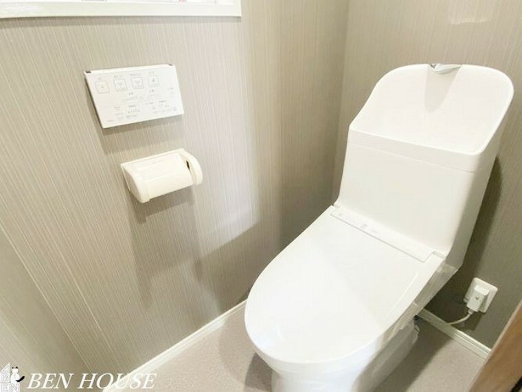 トイレ・清潔感のある明るいトイレ空間。シャワー洗浄機能付き。リモコンはスッキリとした印象の壁掛けタイプです。