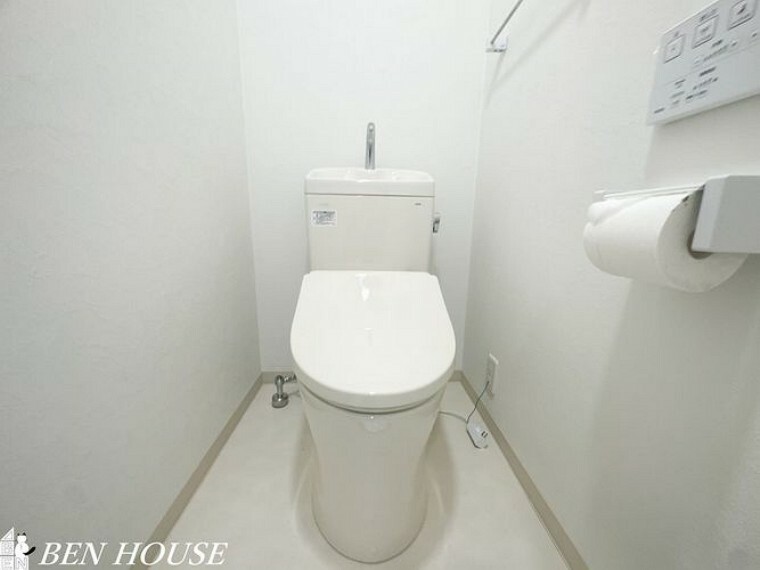 トイレ・清潔感のある明るいトイレ空間。シャワー洗浄機能付き。リモコンは操作性の良い壁掛けタイプです。