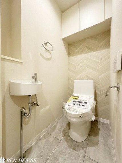 トイレ・シャワー洗浄機能付のトイレは、清潔感が印象的な空間ですね。・リモコンは壁掛けタイプで、お手入れもしやすいですね。・手すりもついて安心です・いつでも現地へのご案内可能です