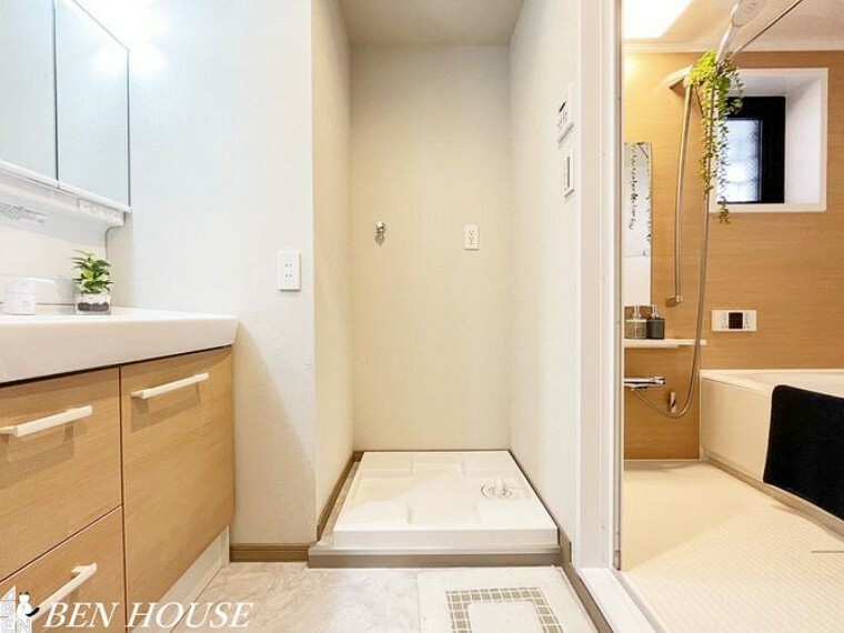 洗面脱衣室・2人並んでの身支度もスムーズにできる、ゆとりのスペースを確保したパウダールームです。