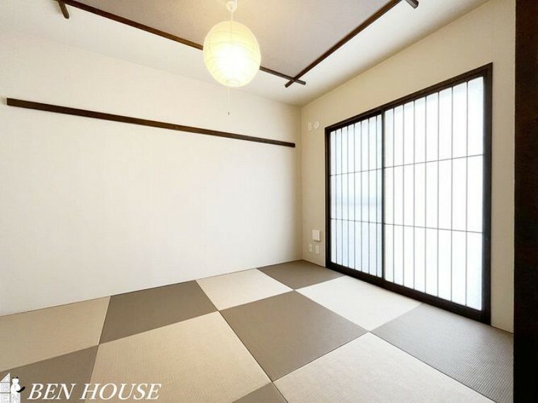 和室・スタイリッシュな琉球畳を採用した和室です。奥行きのある押入には布団などの大きなものもたっぷり収納できます。