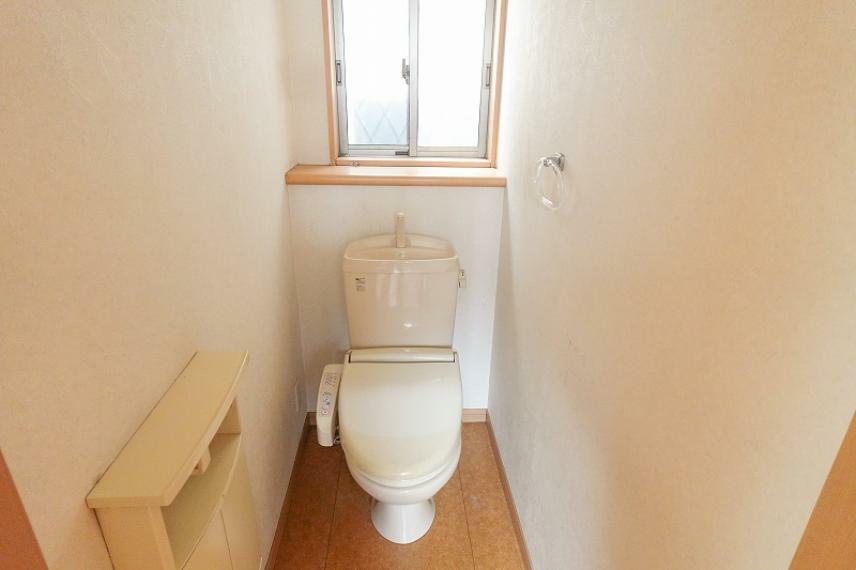 室内（2024年2月）撮影 1階トイレ わずかな隙間も有効活用、便利な収納付き
