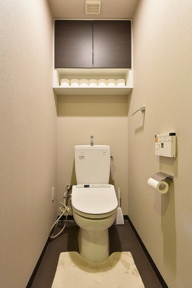 清潔感溢れる温水洗浄便座付きのトイレです。上部吊戸棚があり、床に物を置く必要がなく清潔感を保てます。