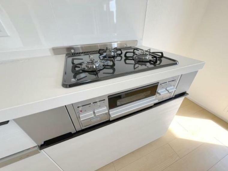 《システムキッチン》　■三口タイプのガスコンロがあれば、複数の料理を同時に調理できるので、効率よく調理することができます。また、大きな鍋やフライパンも使えるため、料理の幅が広がります。
