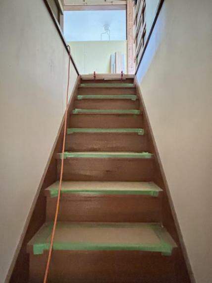 【リフォーム中】階段は手すりを新設し上り下りしやすくなるようにします。