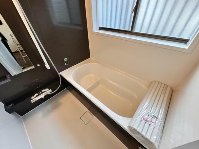 【リフォーム完成】浴室は新品のハウステック製ユニットバスを設置しました。様々な入浴スタイルを叶えながら節水を実現するベンチ付き形状。広々1坪タイプでのんびり入浴でき、一日の疲れを癒せますよ。