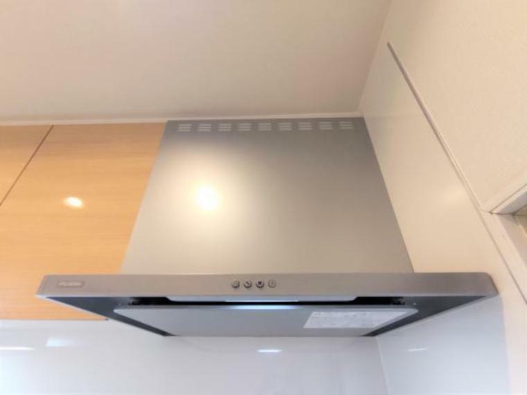 【同仕様写真】新品キッチンの換気扇はシロッコファンです。力強く空気を外に押し出すシロッコファンを搭載したシルバーフードです。40Wの照明付きです。