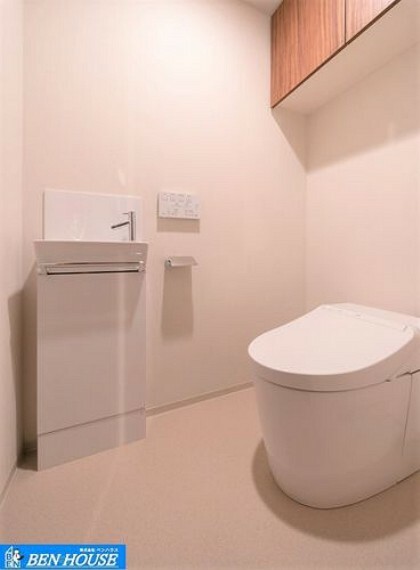 シャワー洗浄機能付きのトイレ。リモコンは壁掛けタイプで、お手入れもしやすい設備。清潔感もあり、印象的な空間となっております。趣味とおしゃれを両立させたレイアウトが可能なオープン収納採用です！