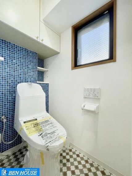 ・シャワー洗浄機能付のトイレは、清潔感が印象的な空間ですね。・リモコンは壁掛けタイプで、お手入れもしやすいですね。
