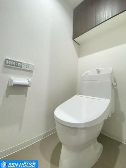 ・シャワー洗浄機能付のトイレは、清潔感が印象的な空間ですね・リモコンは壁掛けタイプで、お手入れもしやすいですね・新規リフォーム済でご契約後は即入居可能です・いつでも現地へのご案内可能です