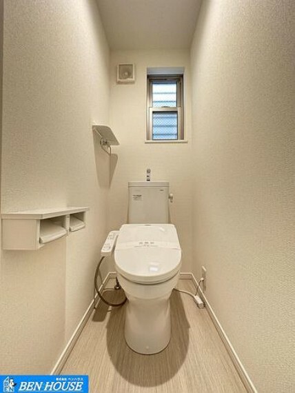 ・清潔感のある明るいトイレ空間。快適なトイレタイムに欠かせない温水洗浄便座付きです。・窓付きで明るく換気も充分なトイレです。・いつでも現地へのご案内可能です