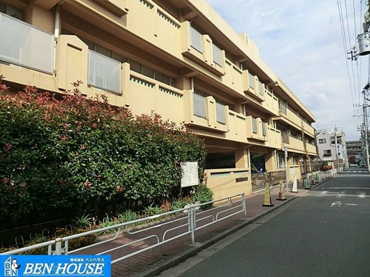 横浜市立末吉小学校 徒歩7分。教育施設が近くに整った、子育て世帯も安心の住環境です。