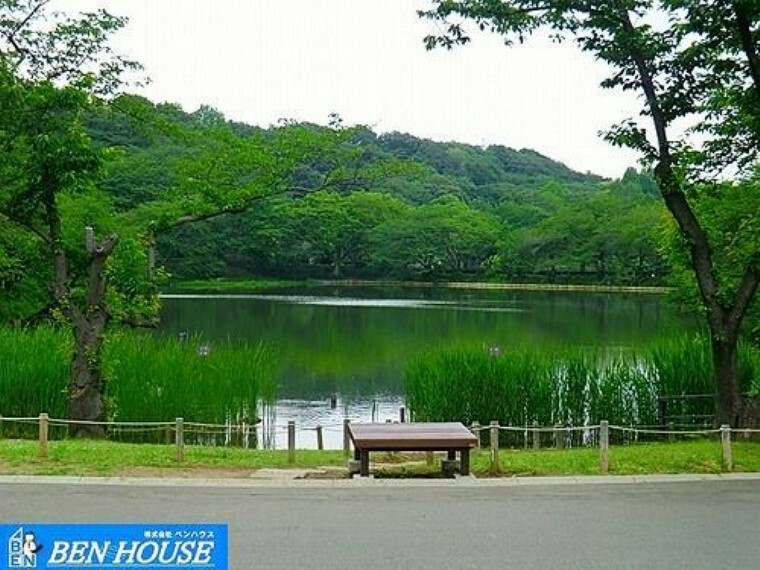 県立三ツ池公園 徒歩12分。