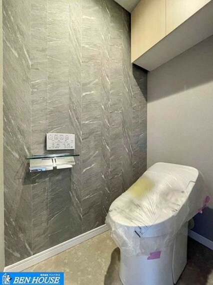 ・タンクレスのシャワー洗浄機能付のトイレは、清潔感が印象的な空間ですね・リモコンは壁掛けタイプで、お手入れもしやすいですね・新規リノベーション済でご契約後は即入居可能です