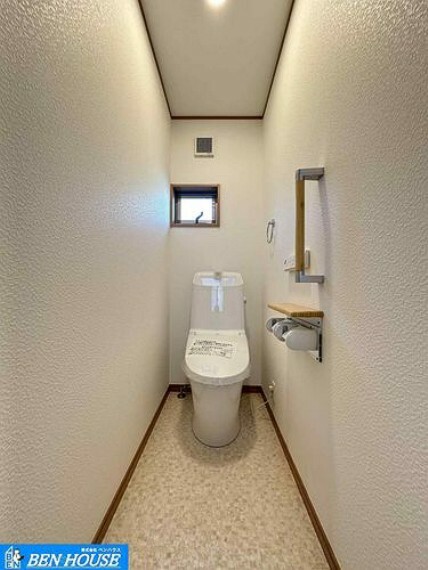 ウォシュレット付トイレ・窓付きで明るく換気も充分なトイレは温水洗浄便座仕様で清潔です。・2ヶ所設置ございます・朝の通勤・通学の準備に忙しい時間帯もご家族がスムーズに準備できますね。