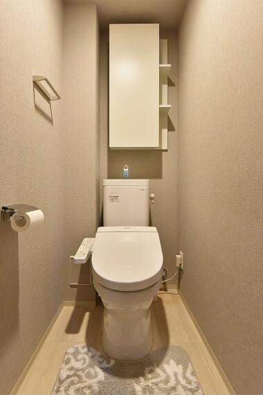 全体的にグレーカラーのクロスを施した、落ち着きを感じるトイレです。快適な温水洗浄便座も完備。