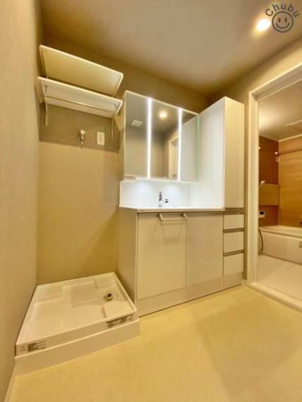 洗面スペースには収納スペースがあり、タオルやシャンプーなどの洗面用品をすっきり収納できます！