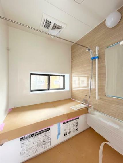 【リフォーム中写真】浴室はスペースを広げ、0.75坪タイプから1坪あるの広々したユニットバスに新品交換予定。浴槽で足を伸ばしてゆったり半身浴が楽しめます。毎日のお風呂が楽しみになりますね。