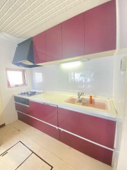 食洗機を完備したシステムキッチン！キッチン扉の面材も統一されているので、洗練された印象です。小窓からは明るい光が差込みます。