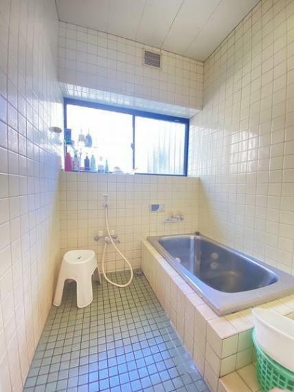 湿気がこもりがちな浴室も、窓があるので換気に困りません！明るい浴室です。