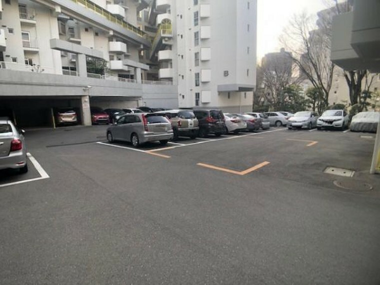 マンション敷地内平面タイプの駐車場です