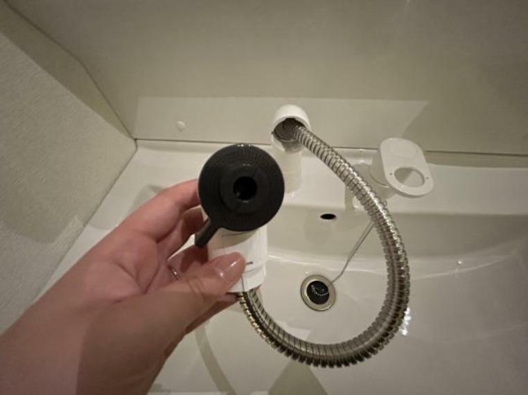 【リフォーム後写真】洗面台の蛇口です。ホースが伸びるシャワーヘッドです。洗顔・先発はもちろん、つけ置き洗いにも使えて便利です。