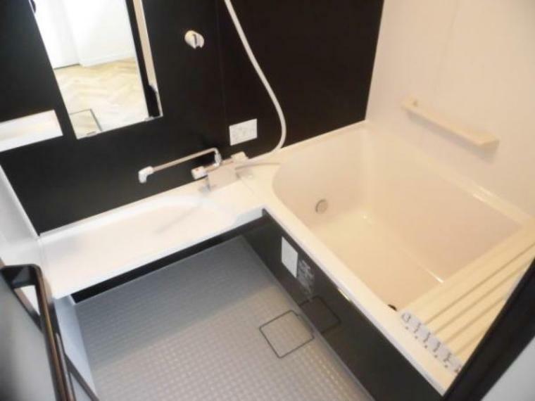 【同仕様写真】浴室は0.75坪タイプのリクシル製ユニットバスに新品交換します。