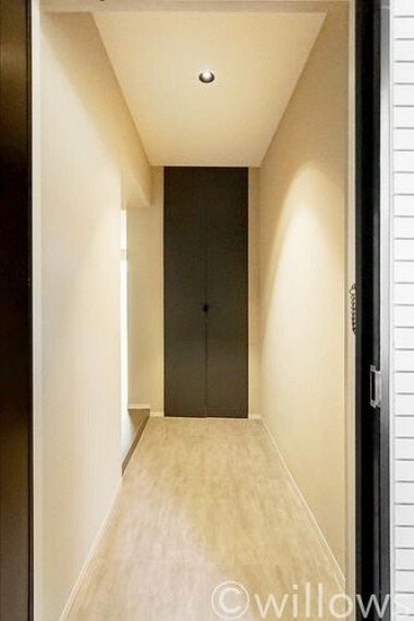 玄関はシンプルな造りとなっているため、スッキリとした印象を受けます。