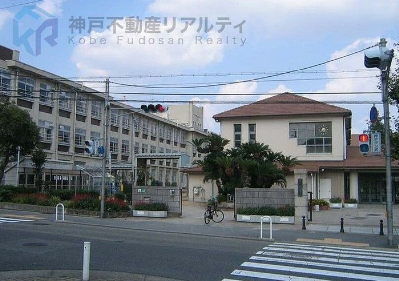 神戸市立住吉小学校 徒歩13分。