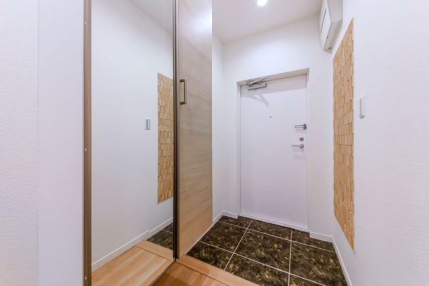 トールサイズのシューズボックスでスペースを確保。スッキリとした玄関はモノトーンを基調に高級感と清潔感があります。