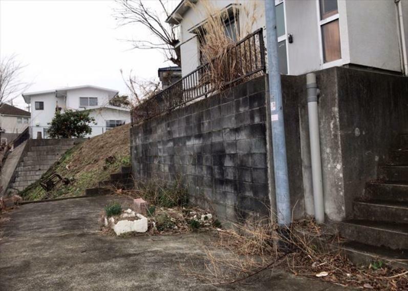 住宅用の土地では前面道路に2m以上接していなければならないと法律で定められています。しかし、お持ちの車のサイズやライフスタイルなどにより、2mでは利便が悪い場合もございますので、事前に確認しましょう。