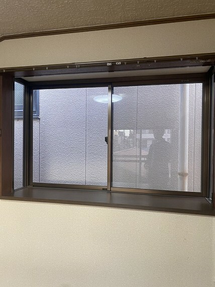 採光性に優れた出窓がございます。お気に入りの小物を飾れるスペースにも便利ですね。