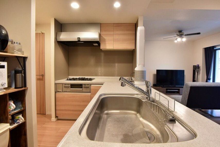 2WAYが採用されたキッチンで、家事動線も考えられた使いやすいお住まいです。
