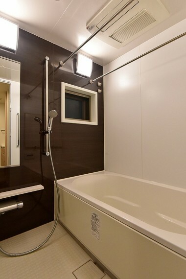 換気も可能な窓付きの浴室には、湿気のこもりを防ぎ、雨の日の洗濯に便利な浴室乾燥機付き。