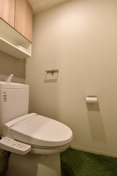 いつでも清潔に気持ちよくお使いいただける洗浄便座付きのトイレです。収納に便利な吊戸棚も備え付け。
