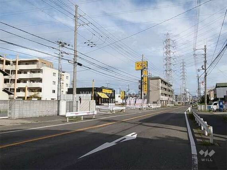 敷地の東側には県道尼崎宝塚線が走っています。