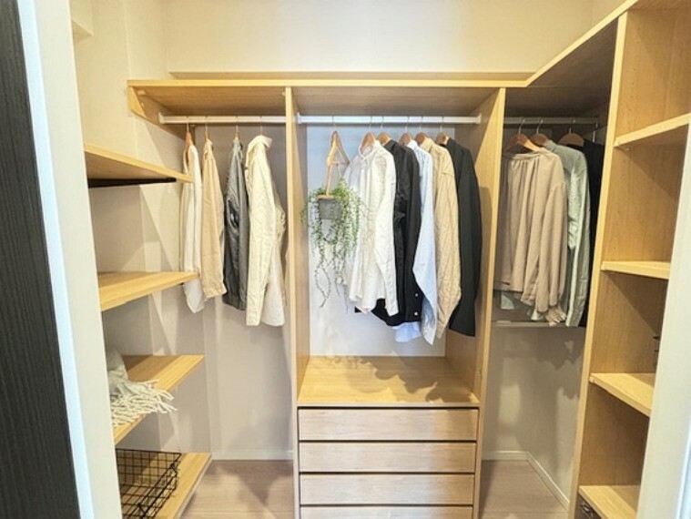 ハンガーパイプや収納棚完備で、服から小物までまるっと収納できる頼もしい空間。