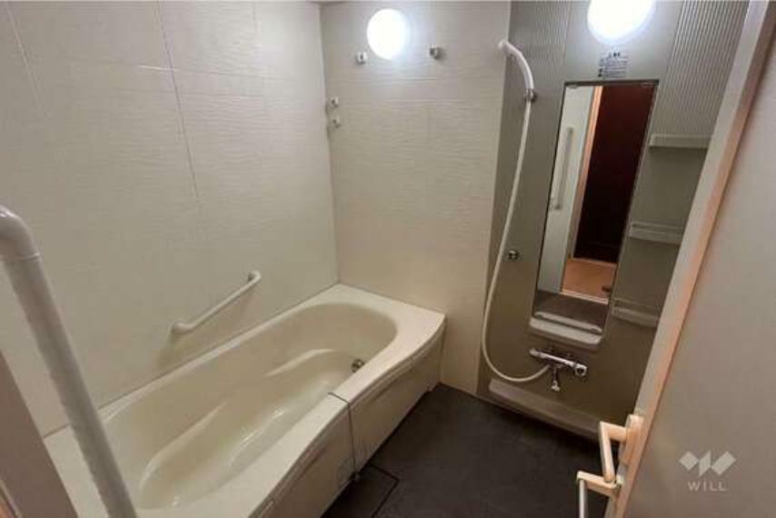 浴室。ガスの乾燥や暖房付です。浴室も広いので、小さなお子様と一緒に入るのにも快適な広さです。ガスの給湯器は2017年に交換済みです。［2024年2月27日撮影］