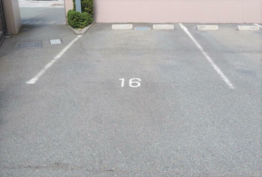敷地内駐車場は全て平置（使用料月額5,000円）　NO.16継承可