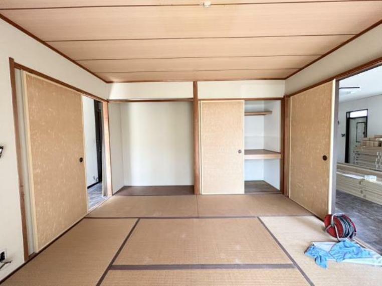 【リフォーム中】1階8帖和室です。畳は表替え、天井と壁のクロスは張り替えます。