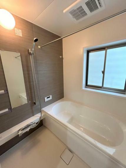 【リフォーム済/ユニットバス】浴室はハウステック製の新品のユニットバスに交換しました。浴槽には滑り止めの凹凸があり、床は濡れた状態でも滑りにくい加工がされている安心設計です。足を伸ばせる1坪サイズの広々とした浴槽で、1日の疲れをゆっくり癒すことができますよ。