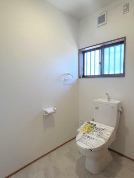 【リフォーム済】1階のトイレは新品交換を行い、壁と天井はクロスの張替えを行い、床はクッションフロアで仕上げました。広さにゆとりがありますので、後付けの収納棚なども置けますね。