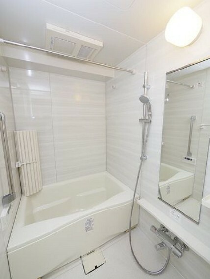 全面をホワイトで統一した落ち着きのある大人の空間の浴室。ホワイト系の色合いとすることで清潔感のあるゆったりとした落ち着いた雰囲気になります。また、水垢汚れを早期に見つけることができます。