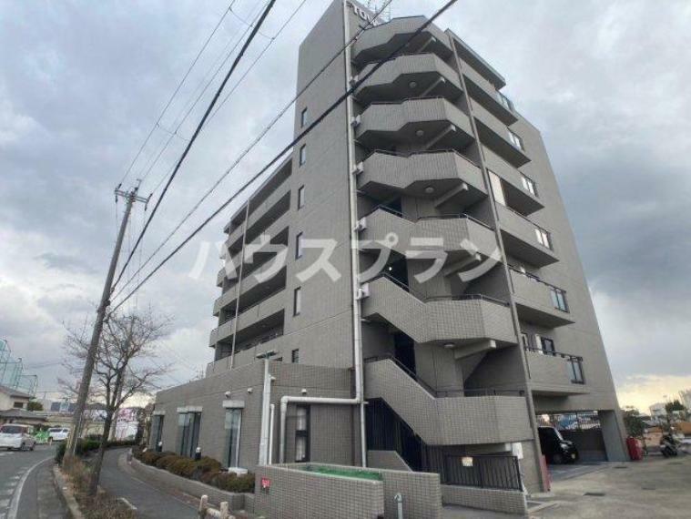 RC造の7階建てマンションです。 京阪本線「香里園駅」より、徒歩22分の立地となります。 環境の良い、住宅街にありタイル張りの外観になってます。
