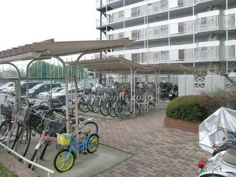 【駐輪場】マンション敷地内の駐輪場です。屋根がついているため、雨の日も安心です。