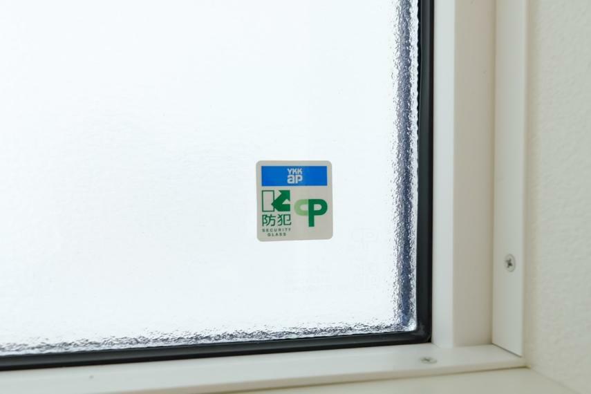 ■1階窓にシャッターや防犯ガラスを装備。建物全窓ペア（2重）ガラスで省エネ効果