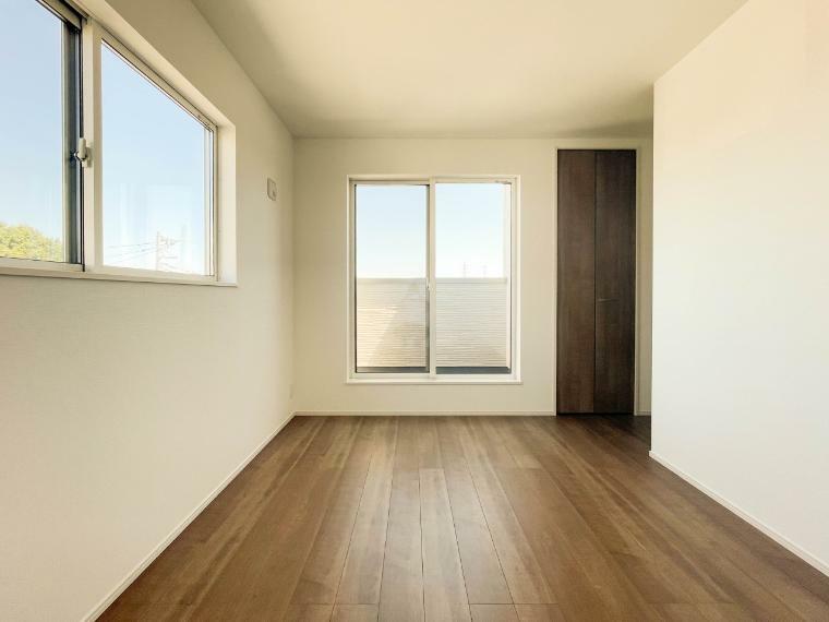 【Room-洋室】 シンプルにデザインされた室内。家具やレイアウトでお好みの空間に。